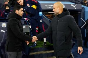 Mário Marra Instagram - Admiração. 
Fiquei pensando qual palavra usaria para descrever a relação entre Guardiola e Arteta.
Claro que talvez fosse necessário falar sobre respeito também, mas admiração fala mais alto. 
Você pode respeitar alguém que você não admira, mas certamente você respeita as pessoas que admira.

Guardiola admira Arteta. Arteta admira Guardiola. 
Hoje, em entrevista coletiva, Guardiola mostrou o quanto ele pensa em Arteta. Ele disse "when you talk about the work of a football manager, I am a trainer, not a manager. I have the feeling Mikel changed the structure of the club..."
A tradução é: quando você fala sobre o trabalho de gerente, eu sou um treinador, não um gerente. Eu percebo que Arteta mudou a estrutura do clube..."
Ele observa de longe o desenvolvimento profissional de alguém que ele teve, como auxiliar, muito perto. 

Arteta assumiu o desafio de alçar o próprio voo. E não foi fácil. 
Várias vezes o nome dele foi falado como alguém que deveria ter sido demitido. Talvez até o rótulo de estagiário tenha sido colado nele.
E as derrotas, eliminações e frustrações devem ter minado suas noites de sono, mas ele tinha convicções. 
Em três anos e meio ele transformou o clube. Rejuvenesceu o elenco e se fortaleceu na profissão. 

Amanhã será dia de admirarmos Guardiola e Arteta. Dia de admirarmos Manchester City e Arsenal.
A diferença entre eles na tabela de classificação é de cinco pontos, mas o City tem dois jogos a menos. Estamos chamando de final em pontos corridos 

É uma honra estar na transmissão do jogo ao lado de gente que tanto admiro como @pauloandradereal , @natgedra , @j.castelobranco e @carlossimonapito.

Que responsabilidade! Que honra!

Crédito da 📷 - Matt McNulty - Manchester City

#PremierLeaguenaESPN
