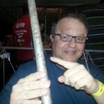 Mário Marra Instagram - O ano era 2013. Jogo de Copa do Brasil. O #tbt de hoje me faz lembrar de uma das tantas viagens com o Deva Pascovicci. Que saudade! Saímos de São Paulo e fomos para Cuiabá. A CBN alugou um carro e fomos para Nova Mutum, perto de Lucas do Rio Verde. Betinho dirigia, eu e @gui_dorneles no banco de trás e o Deva na frente. Falamos muita bobagem. Deva contou casos sobre o pantanal, sobre onças, cobras voadoras, muita cantoria e, de novo, bobagens. Dormimos em Nova Mutum e fomos à tarde para Lucas. Chegamos lá e demos de cara com uma estrutura metálica instalada para o jogo. Sim, era uma grande atração para a região. E lá estava a nossa cabine. A foto mostra nosso susto. Deva estava narrando e um pedaço de ferro desgarrou e foi na testa dele. Não machucou, mas assustou. Como tudo na viagem, virou motivo de piada e risadas. Lembranças tão boas de tempos muito bons.