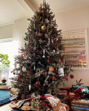 Mélanie Joly Instagram - Enfin, un peu de temps à la maison pour se mettre dans l’esprit des Fêtes. Décorer le sapin de Noël est une de mes activités préférées! J’espère que malgré les nouvelles difficiles à l’international et leurs répercussions ici à la maison, vous prenez un peu de temps avec vos proches. 🎄 Finally, a bit of time home to start preparing for the Holidays. Decorating the Christmas tree is one of my favorite activities! While news from abroad are devastating and people are feeling it at home as well, I hope you have some time with your loved ones. All the best.