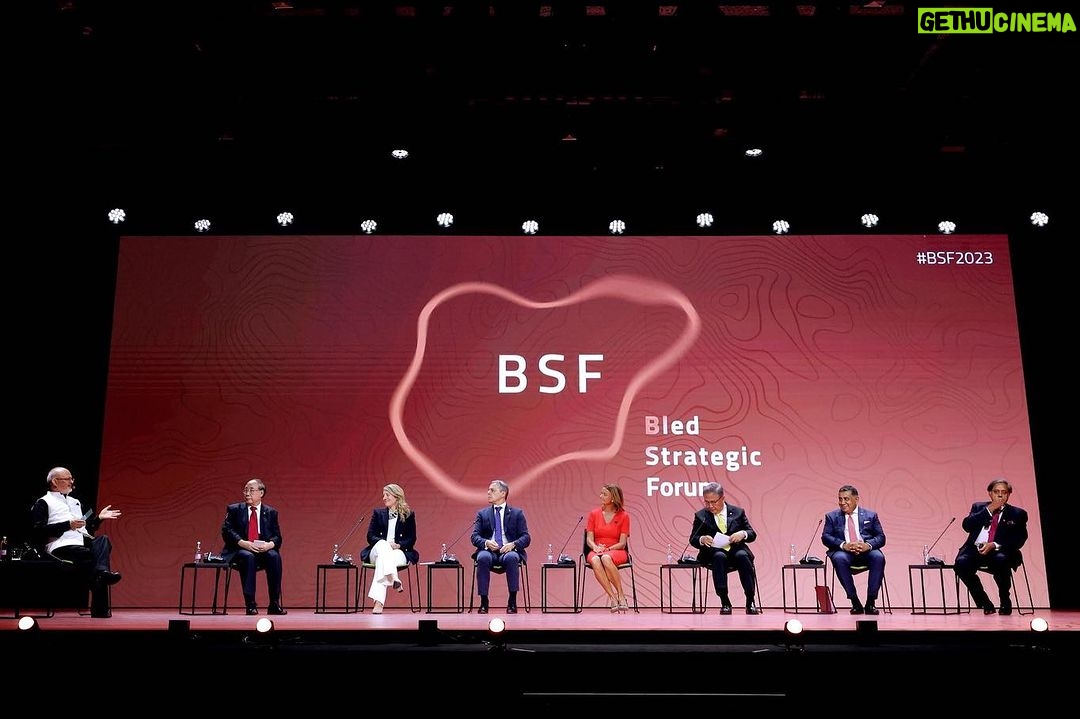 Mélanie Joly Instagram - At #BSF2023, I connected with key partners to strengthen our support for Ukraine and to support those experiencing the effects of Putin’s war most closely. This forum allows us to make progress on the challenges of the 21st century. Thank you, @tanja.fajon, for hosting us. — Lors du #BSF2023, j'ai noué des liens avec des partenaires clés afin de renforcer notre soutien à l'Ukraine et de soutenir ceux qui subissent de plus près les effets de la guerre de Poutine. Ce forum nous permet d'avancer sur les défis du 21ème siècle. Merci, @tanja.fajon, de nous avoir accueillis. Bled, Slovenia