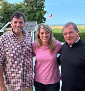 Mélanie Joly Instagram - 📍: Grande-Digue with two of my favourites New Brunswickers. Thank you @dominicleblanc_nb and Frank McKenna for the warm welcome. 

📍: Grande-Digue avec deux de mes  néo-brunswickois préférés. Merci à @dominicleblanc_nb et Frank McKenna pour votre accueil chaleureux.