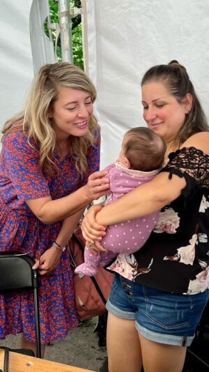 Mélanie Joly Instagram - Cet été, le Carrefour d’aide aux nouveaux arrivants (CANA) et Pause Famille organisent un grand shower où 50 mamans nouvellement arrivées vont recevoir un coffret cadeau de naissance.

À nos entreprises de produits pour bébé et nos citoyens, contribuez sur CANAMTL.com