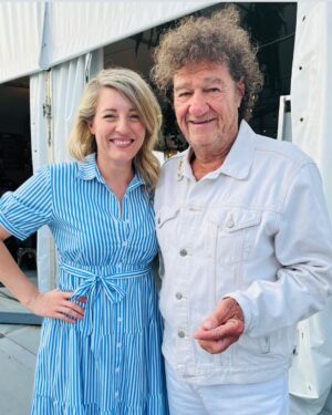Mélanie Joly Instagram - Enfin, c’est les vacances! Je suis au Festival d’été de Québec et ce juste à temps pour attraper le dernier spectacle de la tournée de Robert Charlebois. 

Il a eu besoin d’un petit coup de main avant d’entrer en scène…