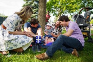 Mélanie Joly Instagram - Dans #AhuntsicCartierville accompagnée de @justinpjtrudeau pour célébrer ensemble nos traditions et notre amour du Québec. Nous sommes très heureux de rencontrer les familles au parc. Merci à @espace.trad pour ce bel événement!

Bonne fête nationale à toutes et tous !
—
Back in my riding here in #AhuntsicCartierville with @justinpjtrudeau to celebrate our traditions and our love of Quebec. We were so happy to meet so many families at Parc Ahuntsic. Special thanks to @espace.trad for this wonderful event!

Happy Fête nationale to all!