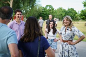 Mélanie Joly Instagram - Dans #AhuntsicCartierville accompagnée de @justinpjtrudeau pour célébrer ensemble nos traditions et notre amour du Québec. Nous sommes très heureux de rencontrer les familles au parc. Merci à @espace.trad pour ce bel événement!

Bonne fête nationale à toutes et tous !
—
Back in my riding here in #AhuntsicCartierville with @justinpjtrudeau to celebrate our traditions and our love of Quebec. We were so happy to meet so many families at Parc Ahuntsic. Special thanks to @espace.trad for this wonderful event!

Happy Fête nationale to all!