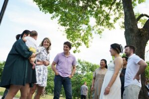 Mélanie Joly Instagram - Dans #AhuntsicCartierville accompagnée de @justinpjtrudeau pour célébrer ensemble nos traditions et notre amour du Québec. Nous sommes très heureux de rencontrer les familles au parc. Merci à @espace.trad pour ce bel événement!

Bonne fête nationale à toutes et tous !
—
Back in my riding here in #AhuntsicCartierville with @justinpjtrudeau to celebrate our traditions and our love of Quebec. We were so happy to meet so many families at Parc Ahuntsic. Special thanks to @espace.trad for this wonderful event!

Happy Fête nationale to all!