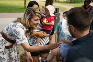 Mélanie Joly Instagram - Dans #AhuntsicCartierville accompagnée de @justinpjtrudeau pour célébrer ensemble nos traditions et notre amour du Québec. Nous sommes très heureux de rencontrer les familles au parc. Merci à @espace.trad pour ce bel événement!

Bonne fête nationale à toutes et tous !
—
Back in my riding here in #AhuntsicCartierville with @justinpjtrudeau to celebrate our traditions and our love of Quebec. We were so happy to meet so many families at Parc Ahuntsic. Special thanks to @espace.trad for this wonderful event!

Happy Fête nationale to all!