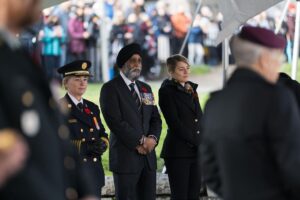 Mélanie Joly Instagram - Serving our country, defending Canadian values across the world, and paying the ultimate sacrifice— that’s what we honour today on Remembrance Day.

Here in Vancouver, we’re paying our respects to all who have served and continue to serve. 

Lest we forget.
🍁🇨🇦
Servir notre pays, défendre les valeurs canadiennes dans le monde entier et consentir le sacrifice ultime, voilà ce que nous honorons aujourd'hui à l'occasion du jour du Souvenir.

Ici, à Vancouver, nous rendons hommage à tous ceux qui ont servi et qui continuent de servir.

Nous nous souviendrons toujours.

#remembranceday #weremember #lestweforget #theyshallnotgrowold #canada #vancouver #bc #britishcolumbia #victorysquare #poppy #canadaremembers #veteransday #veterans #supportourtroops