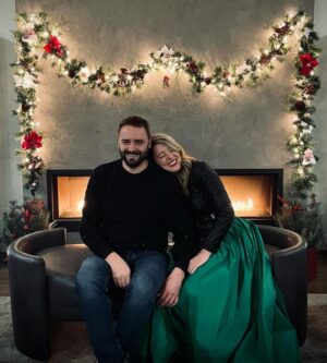 Mélanie Joly Instagram - De chez nous à chez vous, joyeux Noël rempli d’amour, de bonheur et de paix. 🎄From our place to yours, merry Christmas filled with love, happiness and peace. #christmas #noel