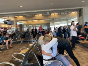 Mélanie Joly Instagram - Started our visit in Israel with Canadians waiting to board their CAF flight to Athens. You could feel the relief on their faces after an incredibly difficult week. 

If you are in the region and need help, please call +1613-996-8885 or email sos@international.gc.ca

Nous avons commencé notre visite en Israël avec des Canadiens qui attendaient de monter à bord de leur vol des Forces armées canadiennes  à destination d'Athènes. Le soulagement se lisait sur leurs visages après une semaine incroyablement difficile.

Si vous êtes dans la région et que vous avez besoin d'aide, veuillez appeler le +1613-996-8885 ou envoyer un courriel à sos@international.gc.ca.