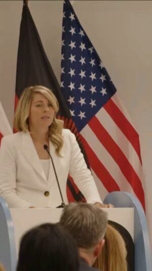 Mélanie Joly Instagram - Our citizens are not pawns in a geopolitical
game. And they are not proxies for disputes between states.
At this week’s meeting on arbitrary detention in state-to-
state relations, @secblinken, Michael Kovrig, Amal
Clooney, Jason Rezaian and I discussed how to end this
practise.
Nos citoyens ne sont pas des pions dans un jeu géopolitique. Ils ne sont pas non plus des mandataires dans les conflits entre États.
Lors de la réunion cette semaine sur l’Initiative contre la détention arbitraire dans les relations d’État à État,
@secblinken, Michael Kovrig, Amal Clooney, Jason Rezaian et moi-même avons discuté de la façon de mettre fin à cette pratique.