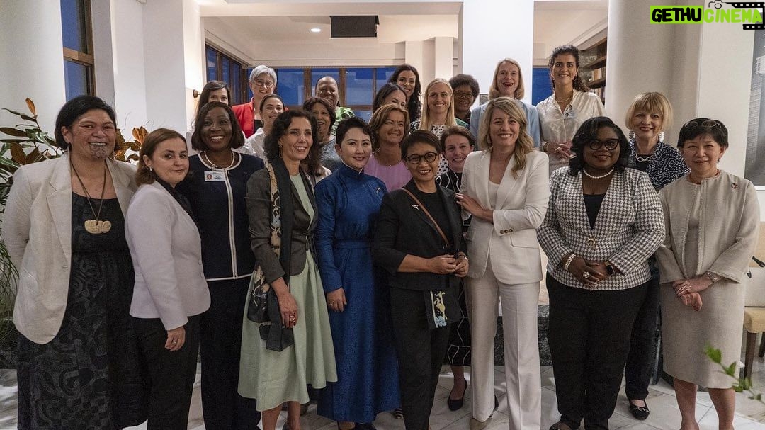 Mélanie Joly Instagram - Young women should be able to see themselves at the decision-making table— communities, countries and the global community are better for it. So here we are. The women Foreign Ministers at #UNGA. Together, we’re committed to amplifying the voices of women from around the world. — Les jeunes femmes devraient pouvoir se voir à la table des décisions - les communautés, les pays et la communauté mondiale s'en portent mieux. Nous voici. Les femmes ministres des Affaires étrangères à l'#AGNU. Ensemble, nous nous engageons à amplifier les voix des femmes du monde entier. New York City