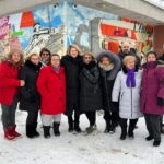 Mélanie Joly Instagram - J’étais très heureuse de pouvoir enfin aller admirer la murale Les femmes d’Acier au parc St-Simon. Cette œuvre réalisée Nicole Boyce et LNK Art rend hommage aux nombreuses couturières qui ont joué un rôle essentiel pour l’industrie du textile et de la mode, moteur économique du quartier Chabanel pendant des décennies. Félicitations aux organisations impliquées dans ce merveilleux projet ! Prévention du crime Ahuntsic-Cartierville Centre des femmes solidaires et engagées Arrondissement d’Ahuntsic-Cartierville SDC District Central Club de l’Age d’Or Jean Cabot // I was thrilled to finally be able to admire the Women of Steel mural in Parc St-Simon. Created by Nicole Boyce and LNK Art, the mural pays tribute to the many seamstresses who played an essential role in the textile and fashion industry, the economic engine of the Chabanel district for decades. Congratulations to the organizations involved in this wonderful project! Prevention du Crime Ahuntsic-Cartierville Centre des femmes solidaires et engagées Borough of Ahuntsic-Cartierville SDC District Central Club de l’Age d’Or John Caboto