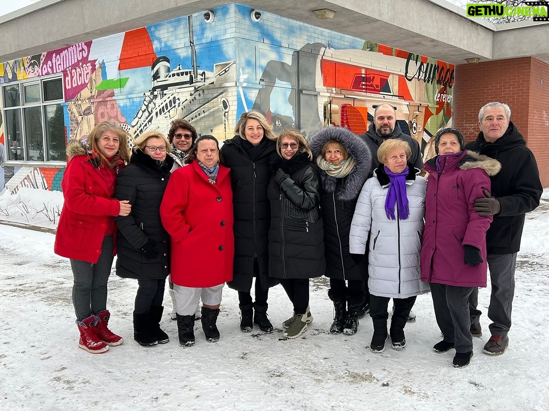 Mélanie Joly Instagram - J’étais très heureuse de pouvoir enfin aller admirer la murale Les femmes d’Acier au parc St-Simon. Cette œuvre réalisée Nicole Boyce et LNK Art rend hommage aux nombreuses couturières qui ont joué un rôle essentiel pour l’industrie du textile et de la mode, moteur économique du quartier Chabanel pendant des décennies. Félicitations aux organisations impliquées dans ce merveilleux projet ! Prévention du crime Ahuntsic-Cartierville Centre des femmes solidaires et engagées Arrondissement d’Ahuntsic-Cartierville SDC District Central Club de l’Age d’Or Jean Cabot // I was thrilled to finally be able to admire the Women of Steel mural in Parc St-Simon. Created by Nicole Boyce and LNK Art, the mural pays tribute to the many seamstresses who played an essential role in the textile and fashion industry, the economic engine of the Chabanel district for decades. Congratulations to the organizations involved in this wonderful project! Prevention du Crime Ahuntsic-Cartierville Centre des femmes solidaires et engagées Borough of Ahuntsic-Cartierville SDC District Central Club de l’Age d’Or John Caboto