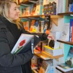 Mélanie Joly Instagram - De retour dans ma circonscription avant les fêtes, c’est toujours un plaisir pour moi de poursuivre la tradition de venir acheter quelques présents chez les commerçants de la rue Fleury à #AhuntsicCartierville. Prenons un moment durant cette période de l’année pour encourager nos entreprises d’ici en achetant local. Back in my riding before the holidays, it’s always a pleasure for me to continue the tradition of buying a few gifts from the merchants on Fleury Street in #AhuntsicCartierville. Let’s take a moment during this time of year to encourage our local businesses by buying local.