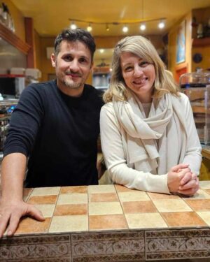 Mélanie Joly Instagram - De retour dans ma circonscription avant les fêtes, c’est toujours un plaisir pour moi de poursuivre la tradition de venir acheter quelques présents chez les commerçants de la rue Fleury à #AhuntsicCartierville. Prenons un moment durant cette période de l’année pour encourager nos entreprises d’ici en achetant local.

Back in my riding before the holidays, it’s always a pleasure for me to continue the tradition of buying a few gifts from the merchants on Fleury Street in #AhuntsicCartierville. Let’s take a moment during this time of year to encourage our local businesses by buying local.