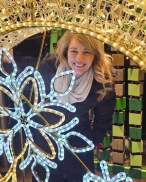 Mélanie Joly Instagram - De retour dans ma circonscription avant les fêtes, c’est toujours un plaisir pour moi de poursuivre la tradition de venir acheter quelques présents chez les commerçants de la rue Fleury à #AhuntsicCartierville. Prenons un moment durant cette période de l’année pour encourager nos entreprises d’ici en achetant local.

Back in my riding before the holidays, it’s always a pleasure for me to continue the tradition of buying a few gifts from the merchants on Fleury Street in #AhuntsicCartierville. Let’s take a moment during this time of year to encourage our local businesses by buying local.