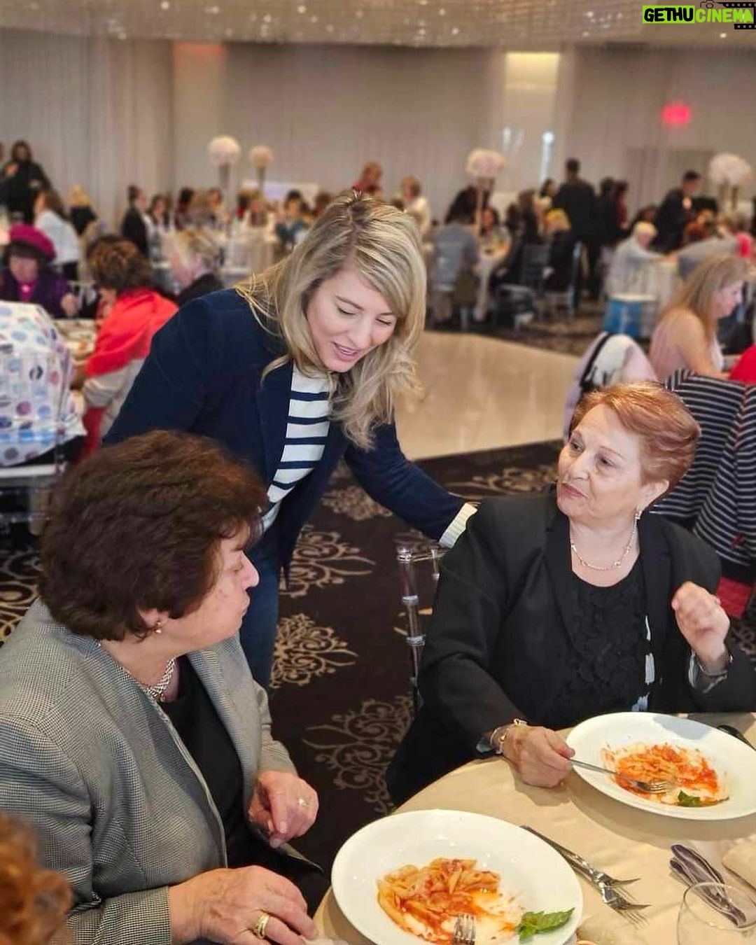 Mélanie Joly Instagram - Vendredi dernier, j’étais dans ma circonscription pour célébrer le 45e anniversaire du Centre des Femmes solidaires et engagées. Depuis 1978, l’organisme vient en aide aux femmes en brisant l’isolement et en améliorant leurs conditions sociales et économiques. Félicitations à toute l’équipe pour votre travail au sein de notre communauté! Last Friday I was in my riding to celebrate the 45th anniversary of the Centre des Femmes solidaires et engagées. Since 1978, this organisation has been helping women by preventing isolation and improving their social and economic conditions. Congratulations to the whole team for your work in our community!