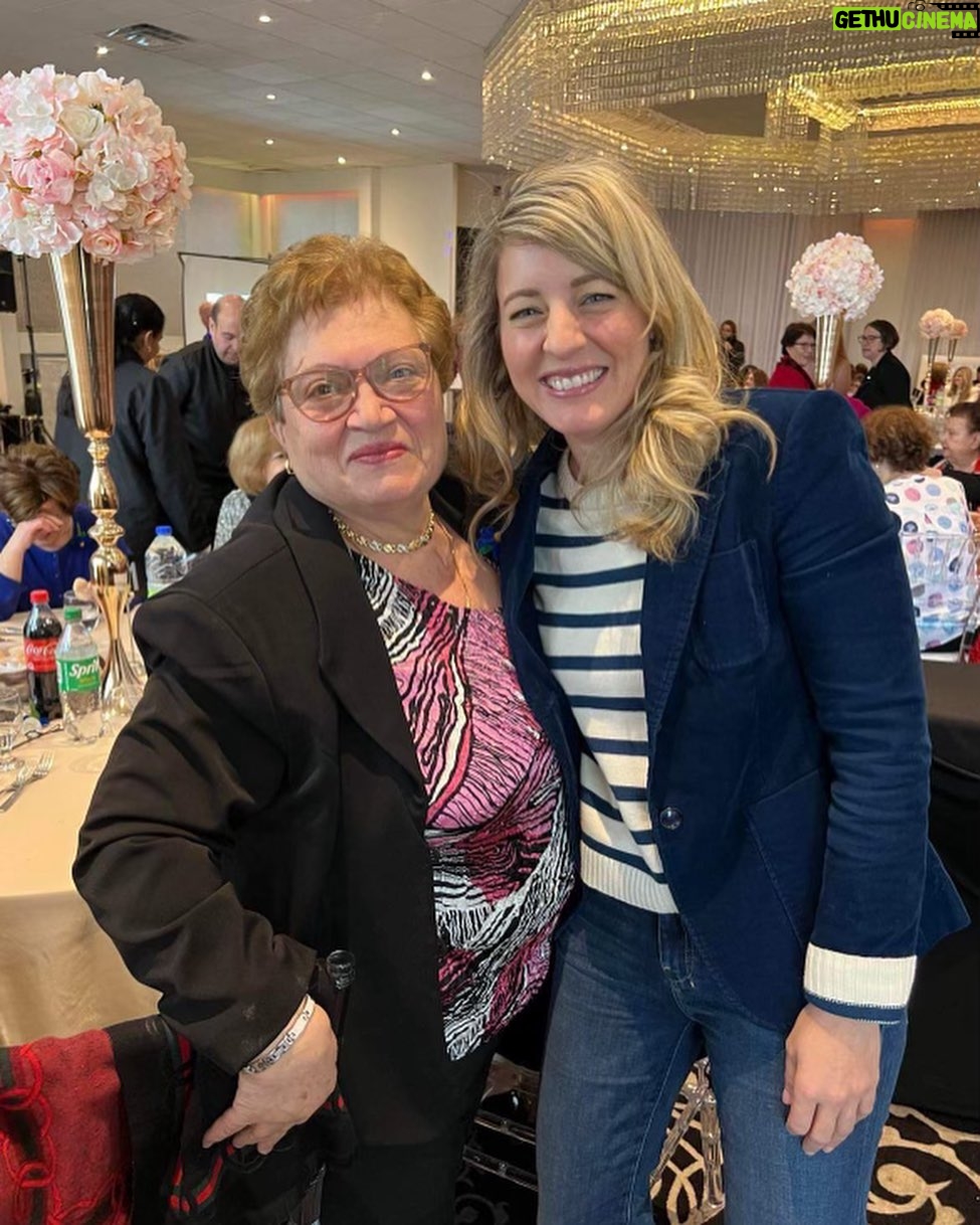 Mélanie Joly Instagram - Vendredi dernier, j’étais dans ma circonscription pour célébrer le 45e anniversaire du Centre des Femmes solidaires et engagées. Depuis 1978, l’organisme vient en aide aux femmes en brisant l’isolement et en améliorant leurs conditions sociales et économiques. Félicitations à toute l’équipe pour votre travail au sein de notre communauté! Last Friday I was in my riding to celebrate the 45th anniversary of the Centre des Femmes solidaires et engagées. Since 1978, this organisation has been helping women by preventing isolation and improving their social and economic conditions. Congratulations to the whole team for your work in our community!