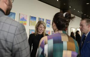 Mélanie Joly Instagram - To the sanctions team, our consular support team, our communications and policy teams, and everyone in between at Global Affairs Canada HQ, I can’t thank you enough for your hard work this year.

Wishing you and your family a happy holiday season.

//
Je ne saurais trop remercier l’équipe chargée des sanctions, l’équipe de soutien consulaire, les équipes chargées de la communication et de la politique, ainsi que tous ceux qui travaillent au siège d’Affaires mondiales Canada, pour le travail acharné qu’ils ont accompli cette année.

Je vous souhaite, à vous et à votre famille, d’excellentes fêtes de fin d’année.