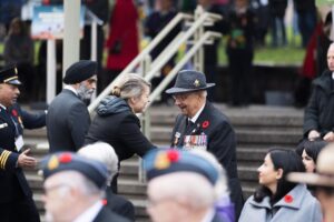 Mélanie Joly Instagram - Serving our country, defending Canadian values across the world, and paying the ultimate sacrifice— that’s what we honour today on Remembrance Day.

Here in Vancouver, we’re paying our respects to all who have served and continue to serve. 

Lest we forget.
🍁🇨🇦
Servir notre pays, défendre les valeurs canadiennes dans le monde entier et consentir le sacrifice ultime, voilà ce que nous honorons aujourd'hui à l'occasion du jour du Souvenir.

Ici, à Vancouver, nous rendons hommage à tous ceux qui ont servi et qui continuent de servir.

Nous nous souviendrons toujours.

#remembranceday #weremember #lestweforget #theyshallnotgrowold #canada #vancouver #bc #britishcolumbia #victorysquare #poppy #canadaremembers #veteransday #veterans #supportourtroops