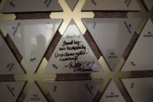 Mélanie Joly Instagram - We are bound by our humanity. 

At the Abrahamic Family House in Abu Dhabi, I had the opportunity to learn and reflect on the importance of building bridges through interfaith dialogue.
—
Nous sommes unis dans notre humanité.

À la Maison de la famille abrahamique d'Abou Dhabi, j'ai eu l'occasion d'apprendre et de réfléchir à l'importance de bâtir des liens par le biais du dialogue interreligieux.