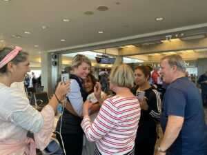 Mélanie Joly Instagram - Started our visit in Israel with Canadians waiting to board their CAF flight to Athens. You could feel the relief on their faces after an incredibly difficult week. 

If you are in the region and need help, please call +1613-996-8885 or email sos@international.gc.ca

Nous avons commencé notre visite en Israël avec des Canadiens qui attendaient de monter à bord de leur vol des Forces armées canadiennes  à destination d'Athènes. Le soulagement se lisait sur leurs visages après une semaine incroyablement difficile.

Si vous êtes dans la région et que vous avez besoin d'aide, veuillez appeler le +1613-996-8885 ou envoyer un courriel à sos@international.gc.ca.