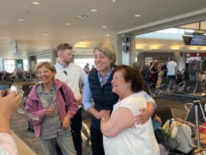 Mélanie Joly Instagram - Started our visit in Israel with Canadians waiting to board their CAF flight to Athens. You could feel the relief on their faces after an incredibly difficult week. 

If you are in the region and need help, please call +1613-996-8885 or email sos@international.gc.ca

Nous avons commencé notre visite en Israël avec des Canadiens qui attendaient de monter à bord de leur vol des Forces armées canadiennes  à destination d'Athènes. Le soulagement se lisait sur leurs visages après une semaine incroyablement difficile.

Si vous êtes dans la région et que vous avez besoin d'aide, veuillez appeler le +1613-996-8885 ou envoyer un courriel à sos@international.gc.ca.