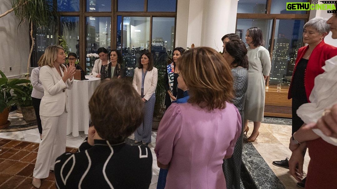 Mélanie Joly Instagram - Young women should be able to see themselves at the decision-making table— communities, countries and the global community are better for it. So here we are. The women Foreign Ministers at #UNGA. Together, we’re committed to amplifying the voices of women from around the world. — Les jeunes femmes devraient pouvoir se voir à la table des décisions - les communautés, les pays et la communauté mondiale s'en portent mieux. Nous voici. Les femmes ministres des Affaires étrangères à l'#AGNU. Ensemble, nous nous engageons à amplifier les voix des femmes du monde entier. New York City