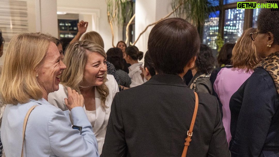 Mélanie Joly Instagram - Young women should be able to see themselves at the decision-making table— communities, countries and the global community are better for it. So here we are. The women Foreign Ministers at #UNGA. Together, we’re committed to amplifying the voices of women from around the world. — Les jeunes femmes devraient pouvoir se voir à la table des décisions - les communautés, les pays et la communauté mondiale s'en portent mieux. Nous voici. Les femmes ministres des Affaires étrangères à l'#AGNU. Ensemble, nous nous engageons à amplifier les voix des femmes du monde entier. New York City