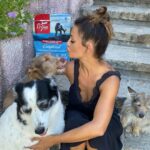 Mónica Cruz Instagram - De vacaciones se está muy bien, pero nada como volver a casa y estar con mi familia de 4 patas ❤️ (aunque ellos, teniendo su comidita de @orijen_es cada día, parece que no me han echado tanto de menos 😅) #perros #orijen #orijenperros #nutrecomoloharialanaturaleza #ad