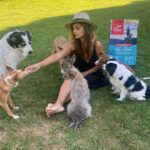 Mónica Cruz Instagram - ¿Puedo estar mejor rodeada?😍 Aunque la verdad es que no tengo claro si me quieren a mí o tienen otro interés....😋 En mi vida había encontrado un pienso que les guste tanto, es alucinante! Gracias @orijen_es por hacer una alimentación tan sana como natural y rica y por hacerles tan felices 💙 #perros #orijen #orijenperros #nutrecomoloharialanaturaleza #ad