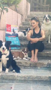 Mónica Cruz Instagram - ¿Que cómo me manejo con todos ellos?🐕🐕‍🦺🐩🦮 Pues con mucho amor ❤️ Y por supuesto, con @orijen_es #familianumerosaperruna #orijen #nutrecomoloharialanaturaleza #ad