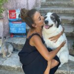 Mónica Cruz Instagram - De vacaciones se está muy bien, pero nada como volver a casa y estar con mi familia de 4 patas ❤️ (aunque ellos, teniendo su comidita de @orijen_es cada día, parece que no me han echado tanto de menos 😅) #perros #orijen #orijenperros #nutrecomoloharialanaturaleza #ad