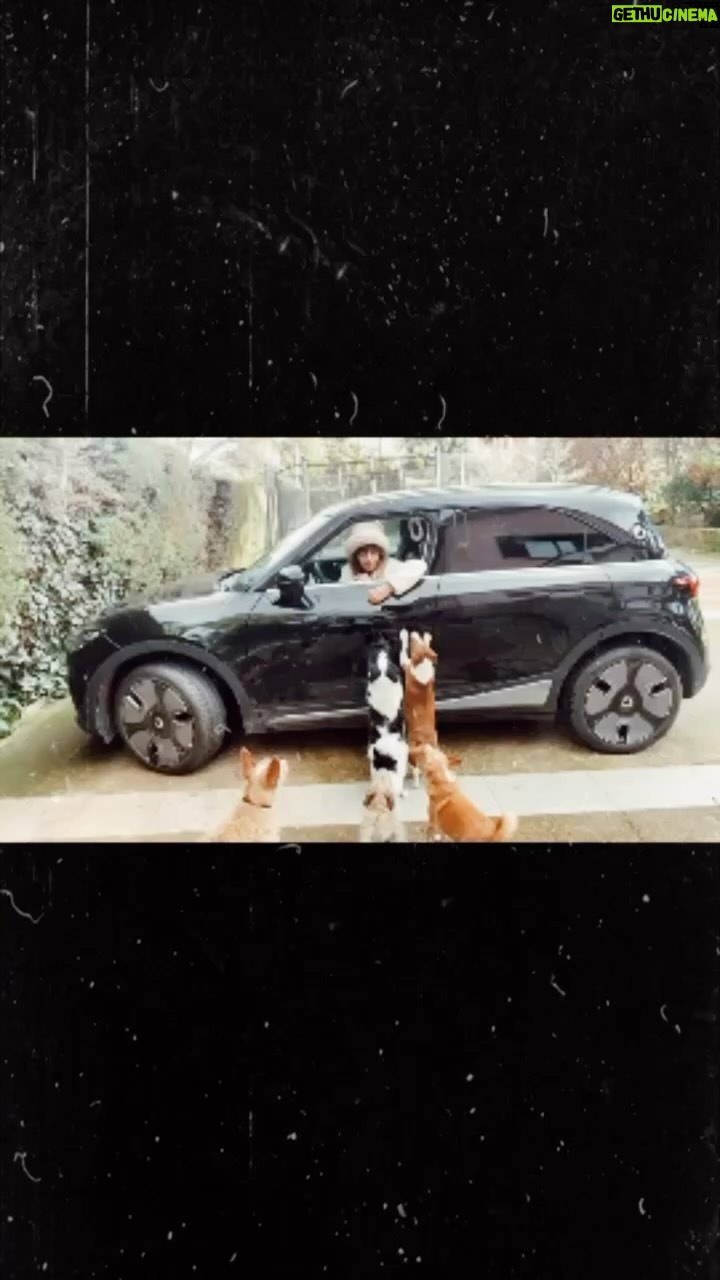 Mónica Cruz Instagram - Parece que a ellos también les gusta…😍 @smart_worldwide smart @smart.madrid @bteamcomunicacion