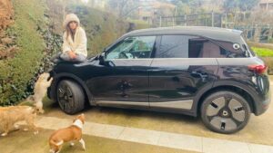 Mónica Cruz Instagram - Desenvolviendo el regalo adelantado que me han traído los Reyes Magos! El smart #1 es precioso por dentro y por fuera😍 No puedo estar más feliz! @smart_worldwide @smart.madrid

Y vosotros, que habéis pedido?😜