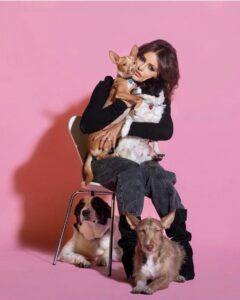 Mónica Cruz Instagram - Hoy quiero compartir con vosotros algo muy especial y cercano a mi corazón. Un amigo me habló de @incloudforever_es porque sabe que me encantan los perros, y esta web me permite crearles perfiles a todos ellos y guardar sus recuerdos más preciados. Como gran amante de los animales y alguien que tiene el privilegio de compartir su vida con 6 compañeros peludos, este tipo de iniciativas me tocan el alma, porque sabemos que nuestros amigos no estarán fisicamente con nosotros para siempre, pero ahora podré hacerles un poquito inmortales. 😍 Me parece una opción maravillosa que entiende y celebra esa conexión una que tenemos con ellos, creando ese perfil online para capturar y compartir con mis seres queridos sus momentos divertidos para siempre. Os invito a que entréis en InCloudForever.com y conozcáis un poco lo que hacen, para honrar a nuestros fieles amigos y mantener vivos sus recuerdos. Al final yo creo que cada mascota deja una huella imborrable en nuestro corazón y merece ser recordada para siempre. https://incloudforever.com/pets #incloudforever