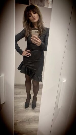Mónica Cruz Instagram - Pues ya estaría,primer look navideño🎄A ver cuánto tardo en cargarme las medias… Se admiten apuestas . Yo digo 15 min🤪