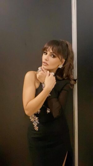Mónica Cruz Instagram - Que bonita noche Sevilla!! ♥️ @latingrammys  Muchísimas gracias a todos por ponérmelo tan fácil @yslbeauty @jesus_pyn  @andresacosta  @joyeriamolinacuevas  @evaescolanomkp  @pitialonso