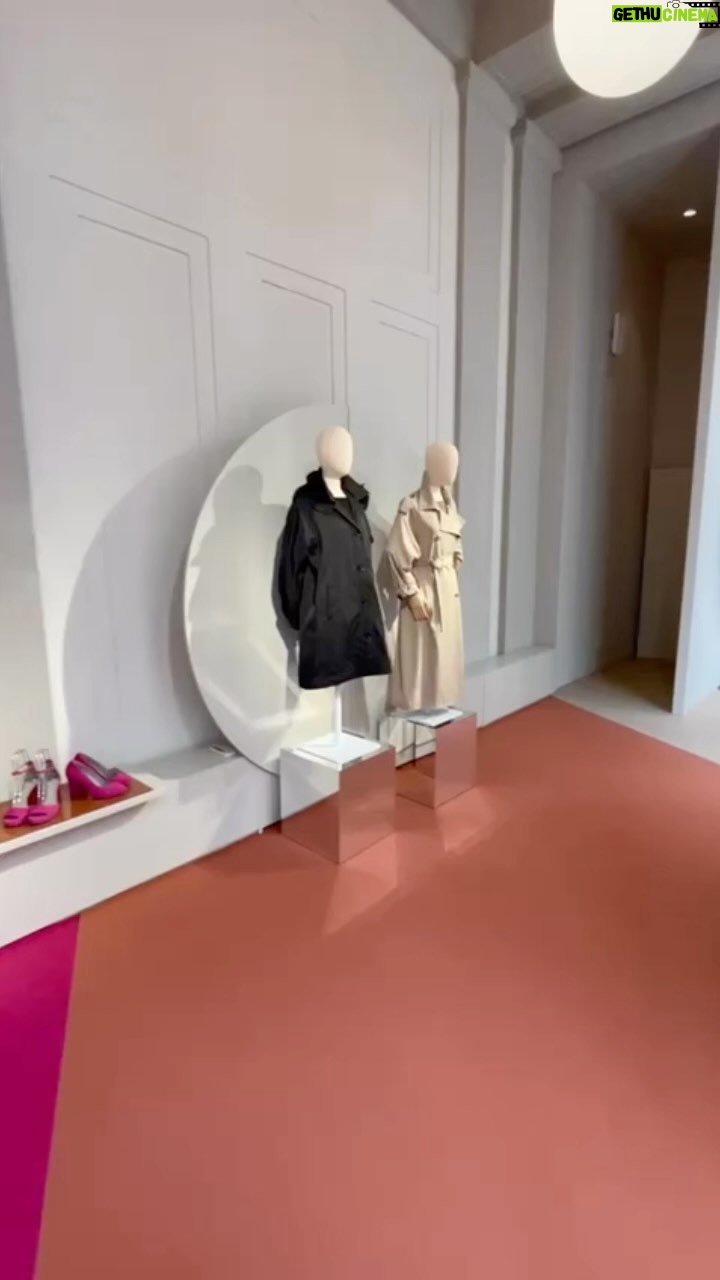 Mónica Cruz Instagram - Y por fin os puedo contar que ya está aquí la colección cápsula que hemos diseñado mi hermana @penelopecruzoficial y yo para @geox Y no me puede hacer más ilusión!! Disponible SS2024😍