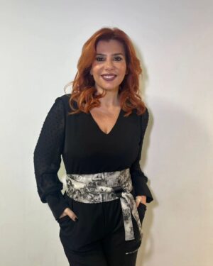 Mónica Sintra Instagram - Este "Domingão" está chuvoso mas, na @sicoficial, queremos trazer luz para esta tarde. Juntam-se a nós nesta festa? 🎉
💇‍♀️ Cabelos @anabela.barto 
💄 Make-Up @lamaisonthiobane
👗 Cinto @donavportugal 
💎 Jóias @eugeniocamposjewels
