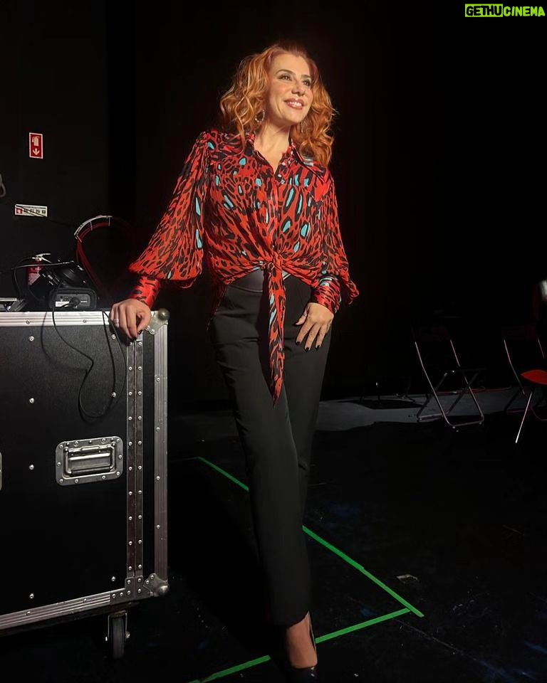 Mónica Sintra Instagram - Pronta para mais um "Estrelas ao Sábado" na @rtppt. E vocês? Juntam-se ao maior palco de música popular portuguesa? 🎶 💇♀️ @antoniocortezatelier 💄 @paulacarmo.makeup 👗 @muonti_dress_code 💎 @eugeniocamposjewels