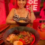 Mónica Sintra Instagram - Ontem tive o gosto enorme de visitar o restaurante @esse.lisboa, localizado perto do Martim Moniz, e foi uma verdadeira viagem de sabores à Ásia moderna. O ambiente autêntico e aconchegante fizeram-me sentir como se tivesse viajado quilómetros, imersa na cultura asiática, apesar de estar bem perto de casa. Desde a decoração encantadora até ao serviço caloroso da equipa, tudo contribuiu para uma experiência única. Senti que este é um lugar perfeito para fazer uma viagem de sabores exóticos sem sair da cidade. Mal posso esperar para regressar. 🌏🍽️✨ Restaurante ESSE Lisboa