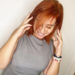 Mónica Sintra Instagram - Como sabem, gosto de mudar. De me reinventar, de me desafiar. Ontem, comemorei os 14 anos da @maracabeleireiros.oficial com um novo corte... e uma nova cor.💇 Sim, a ruiva está de volta. 😘