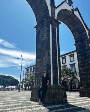 Mónica Sintra Instagram - Perdida em S. Miguel. 🌊🏞️ Nem sempre tenho a possibilidade de passear pelos sítios onde canto, mas hoje foi um dia diferente, em que, durante algumas horas, revisitei e redescobri a magia desta ilha e maravilhar-me com a beleza natural dos Açores. Já cá tinha estado uma semana há algum tempo e é sempre bom voltar a ver os recantos, as águas cristalinas e as colinas verdejantes. Obrigada por me receberem sempre tão bem. ❤️
.
.
.
#mónicasintra #travelvibes #açores #sãomiguel #portugal #visitaçores #musicalgetaway #singerlife