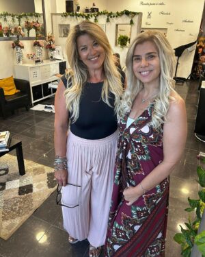 Mónica Sintra Instagram - 🎤✨ Hoje reabrimos com uma transformação estelar. Recebemos a nossa queridíssima @monicasintraoficial e não podíamos estar mais contentes em partilhar o que fizemos! ✨🎤
🌈💆‍♀️ A Mónica começou por fazer coloração e madeixas, trazendo uma energia fresca ao seu visual, mesmo típica para o verão. E não parámos por aí! A ozonoterapia com hidratação foi o toque final para garantir que o cabelo da Mónica está tão radiante quanto a sua voz.
É sempre um gosto enorme receber a nossa Mónica aqui na MARA Cabeleireiros e, agora, queremos saber: que dizem deste resultado final? Gostam tanto quanto nós? 🤩