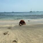 Mónica Sintra Instagram – Este é o momento de clarificar a mente e as ideias. De selecionar as muitas ideias que percorrem o meu cérebro e que me fazem querer mais e mais. Sou dona de mil ideias e tenho de decidir quais quero levar adiante, quais aquelas em que mais acredito e quais aquelas que podem esperar só mais um tempinho. ⌛ E viagens como esta ajudam imenso a limpar e organizar a mente. Em cada viagem que faço, há sempre uma palavra que a define. Para esta viagem, sem dúvida, é a leveza. O sentimento de dever cumprido, de sentir que não tenho de explicações a dar, de sentir-me bem comigo mesma. Leve. É como me sinto. E como me quero sentir para sempre. ❤️ Praia de Santa Maria