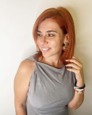 Mónica Sintra Instagram - Como sabem, gosto de mudar. De me reinventar, de me desafiar. Ontem, comemorei os 14 anos da @maracabeleireiros.oficial com um novo corte... e uma nova cor.💇 Sim, a ruiva está de volta. 😘