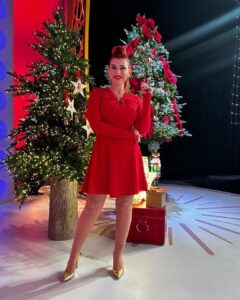 Mónica Sintra Instagram - Na véspera da véspera de Natal há mais um “Estrelas ao Sábado”. É que, para além de júri, hoje canto também para vocês junto do meu amor maior. Ficam desse lado agarrados na @rtppt? 😍 💇‍♀️ @antoniocortezatelier 💄 @paulacarmo.makeup 👗 @muonti_dress_code 💎 @eugeniocamposjewels