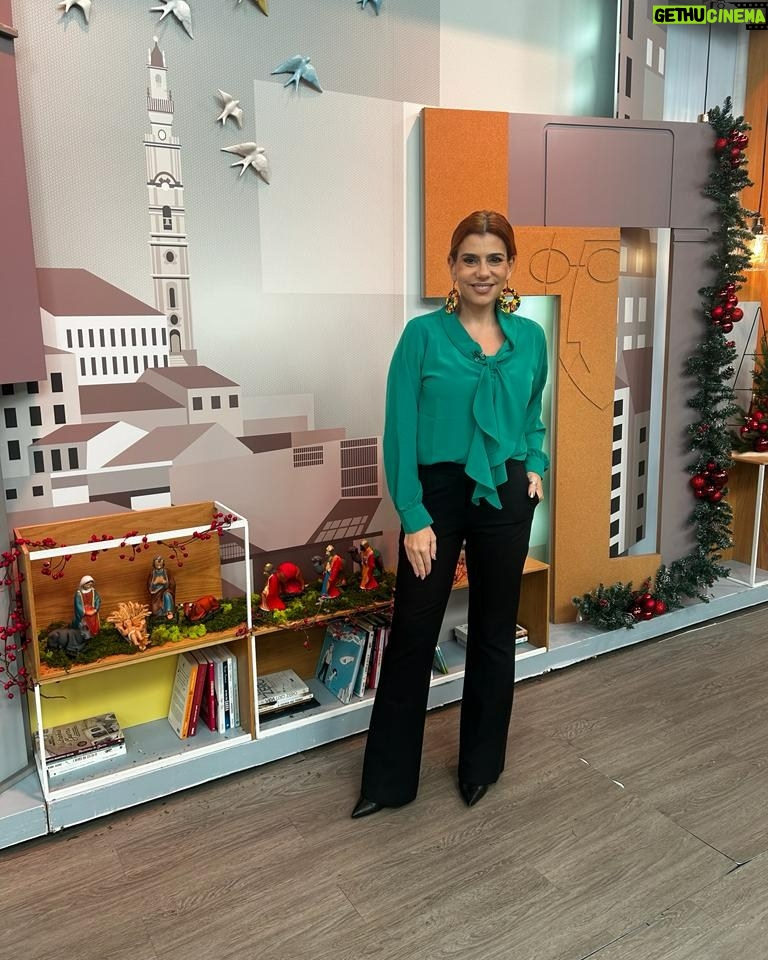 Mónica Sintra Instagram - Estamos a meio da semana. E a meio de um "Alô Portugal" com "Tertúlia da Manhã". Acompanham-nos? 😘 💇♀️ @estelahairstylistpereira 💄 @bibimua 👗 @sopaulasfashion